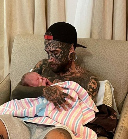 24-year-old dad, whose body was completely covered with over 200 tattoos, removed them for the sake of his baby