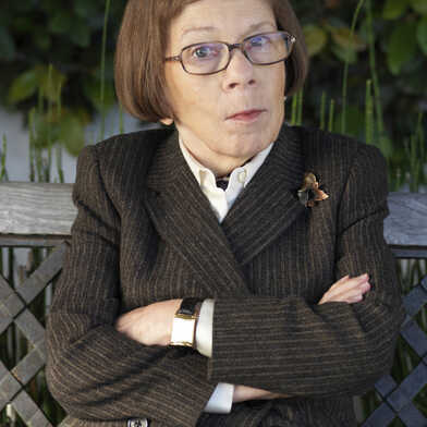 Linda Hunt Leaves Behind A Fortune That Makes Her Family Cry